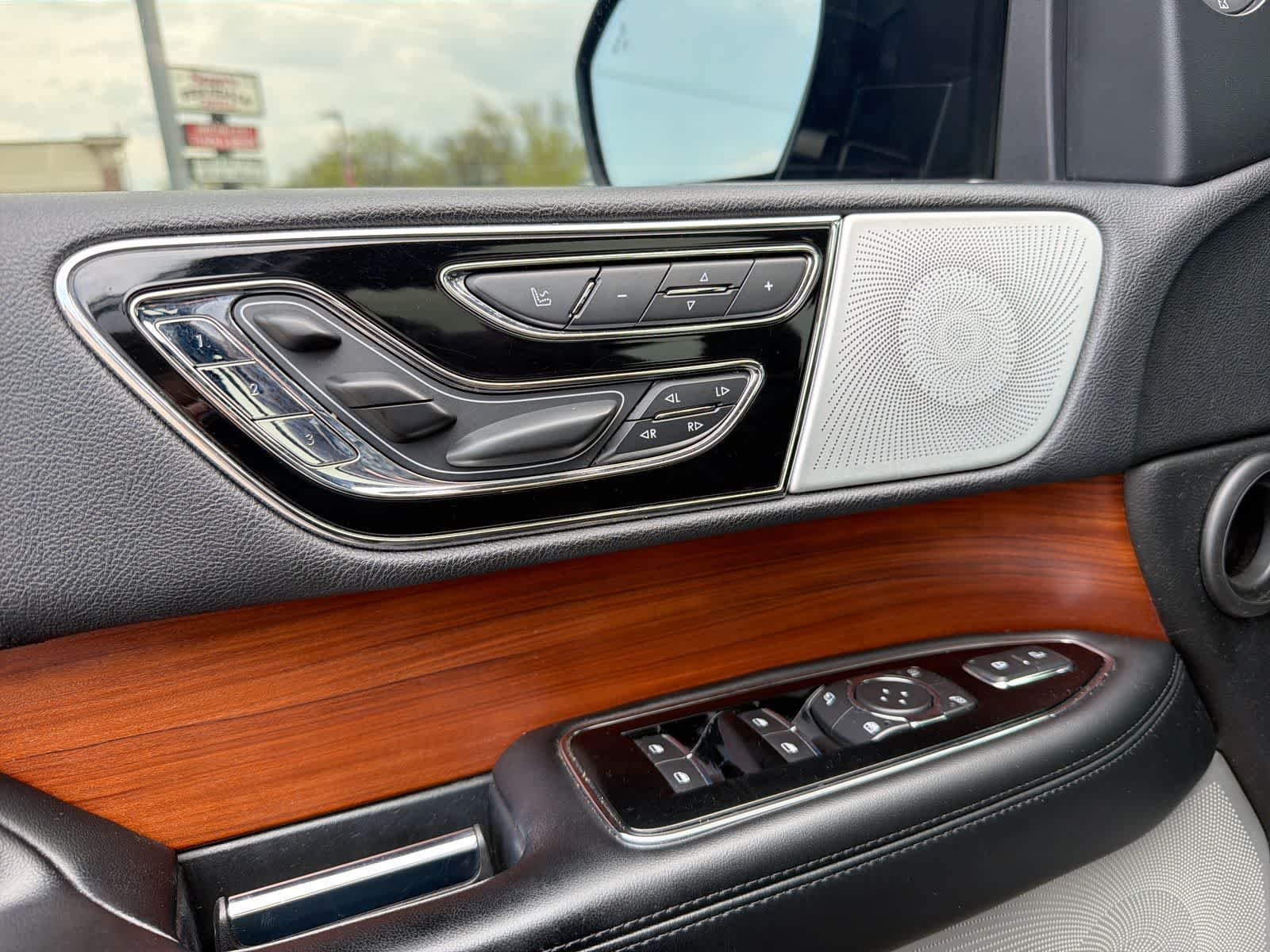 Thumbnail: 2019 Lincoln Navigator L - 22