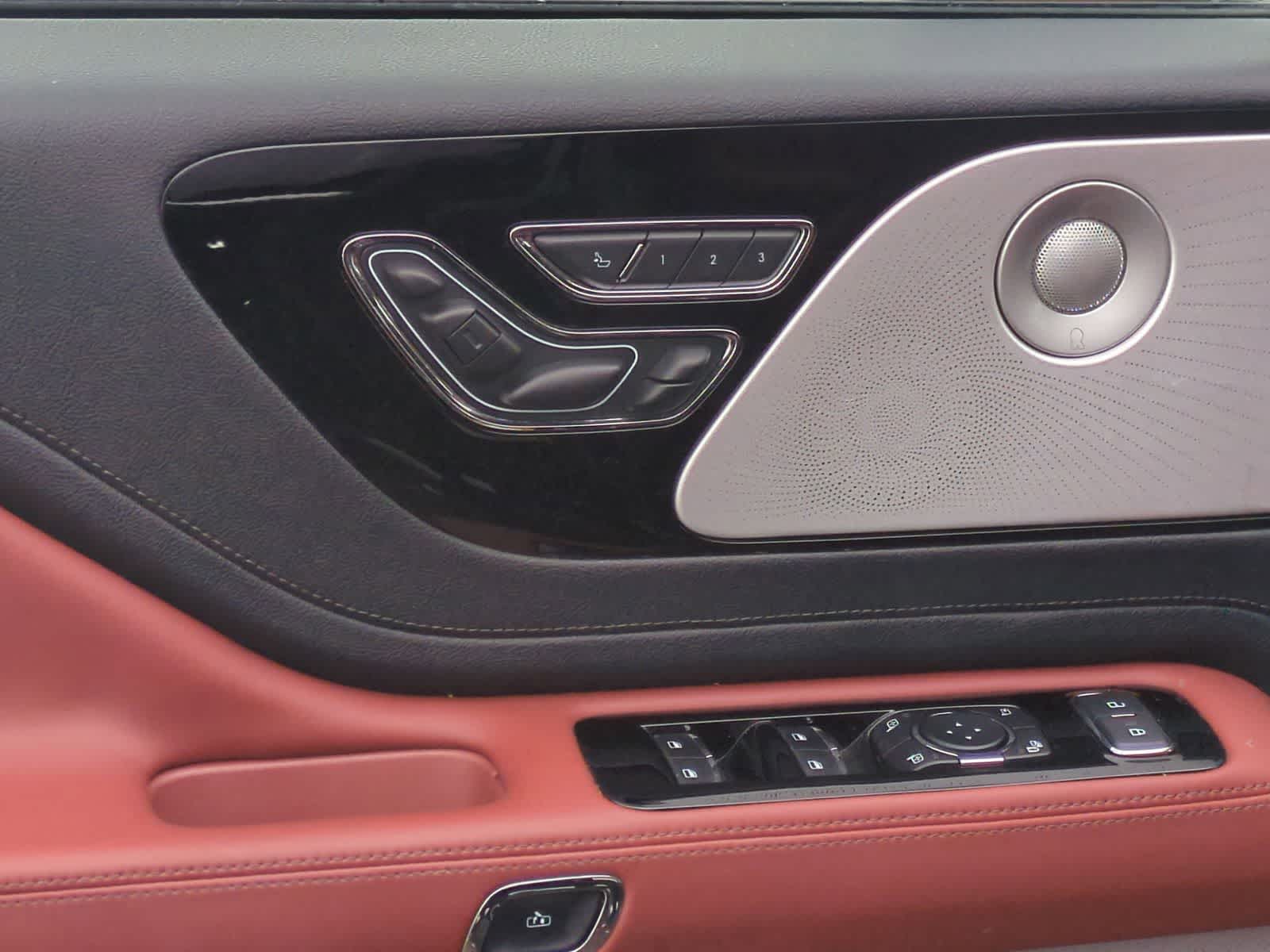 Thumbnail: 2025 Lincoln Aviator - 32