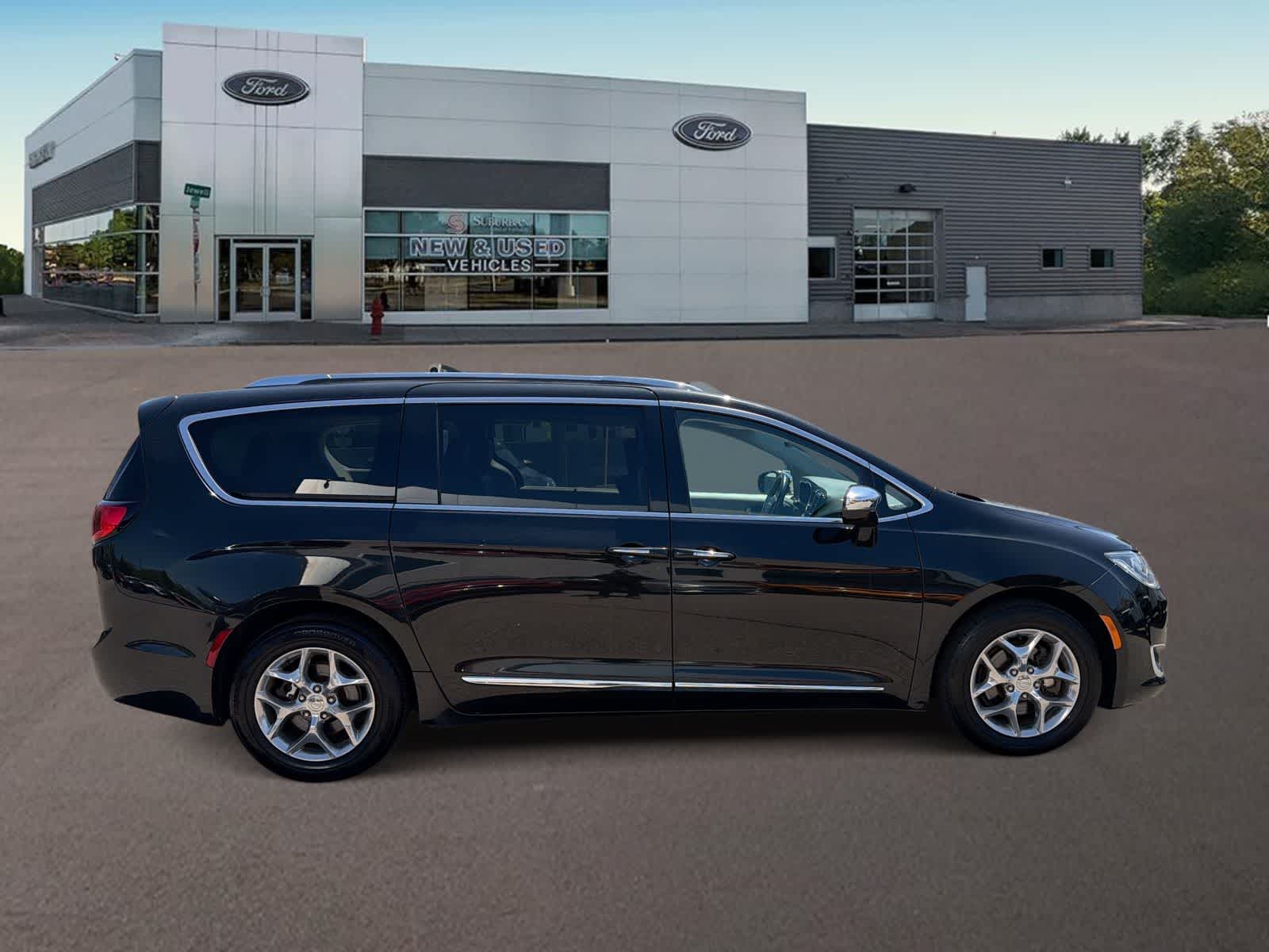 Thumbnail: 2018 Chrysler Pacifica - 10