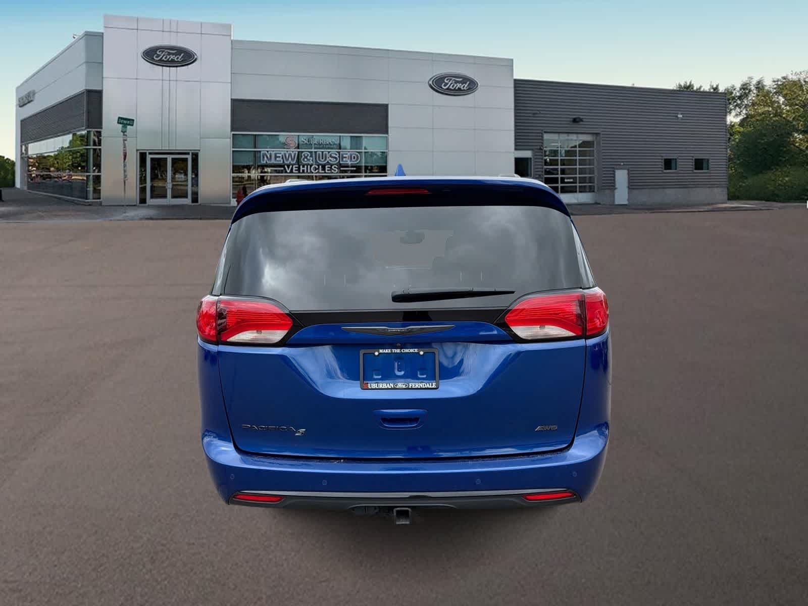 Thumbnail: 2020 Chrysler Pacifica - 10