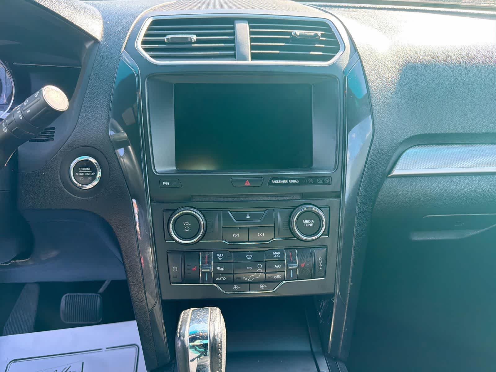 Thumbnail: 2016 Ford Explorer - 32