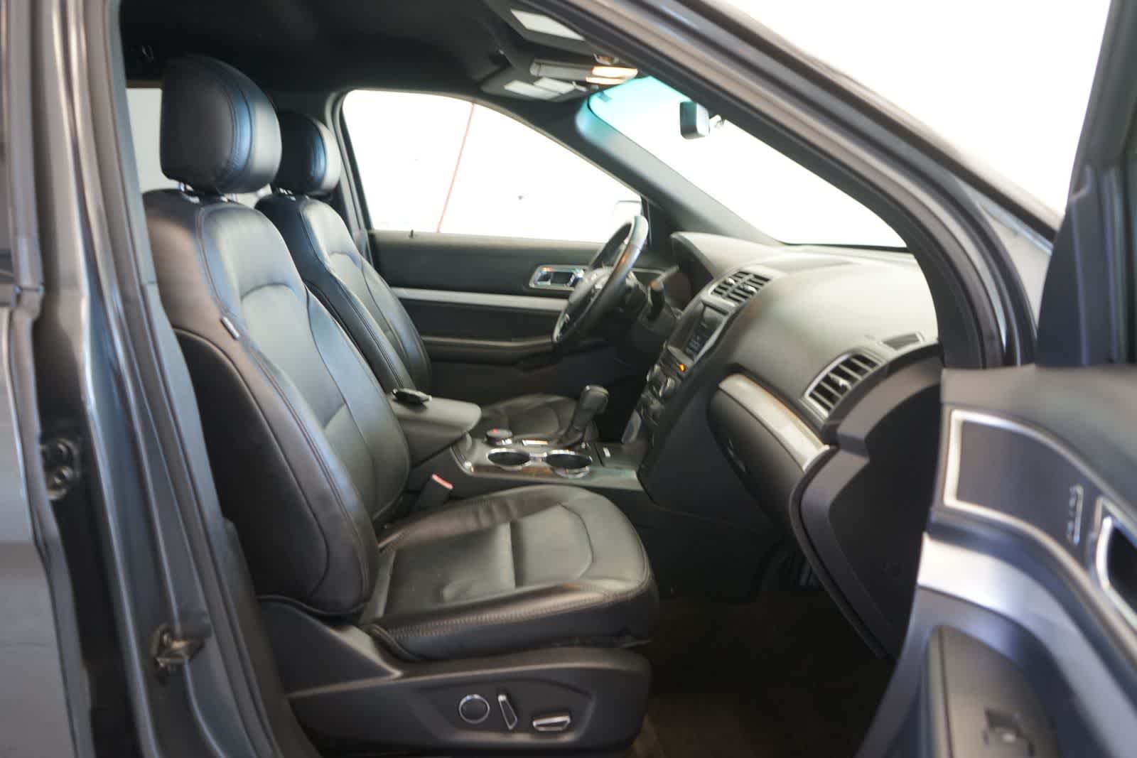 Thumbnail: 2016 Ford Explorer - 32