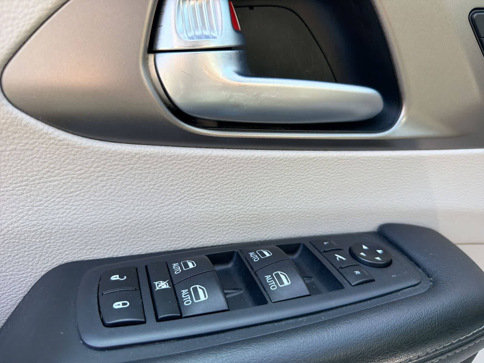 Thumbnail: 2018 Chrysler Pacifica - 18