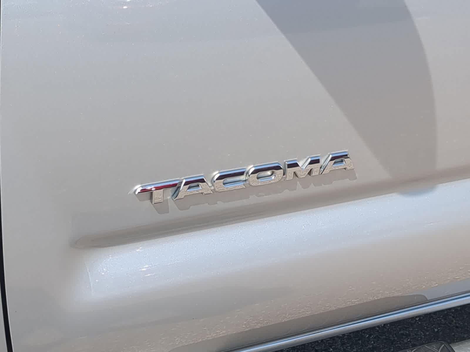 Thumbnail: 2011 Toyota Tacoma - 14