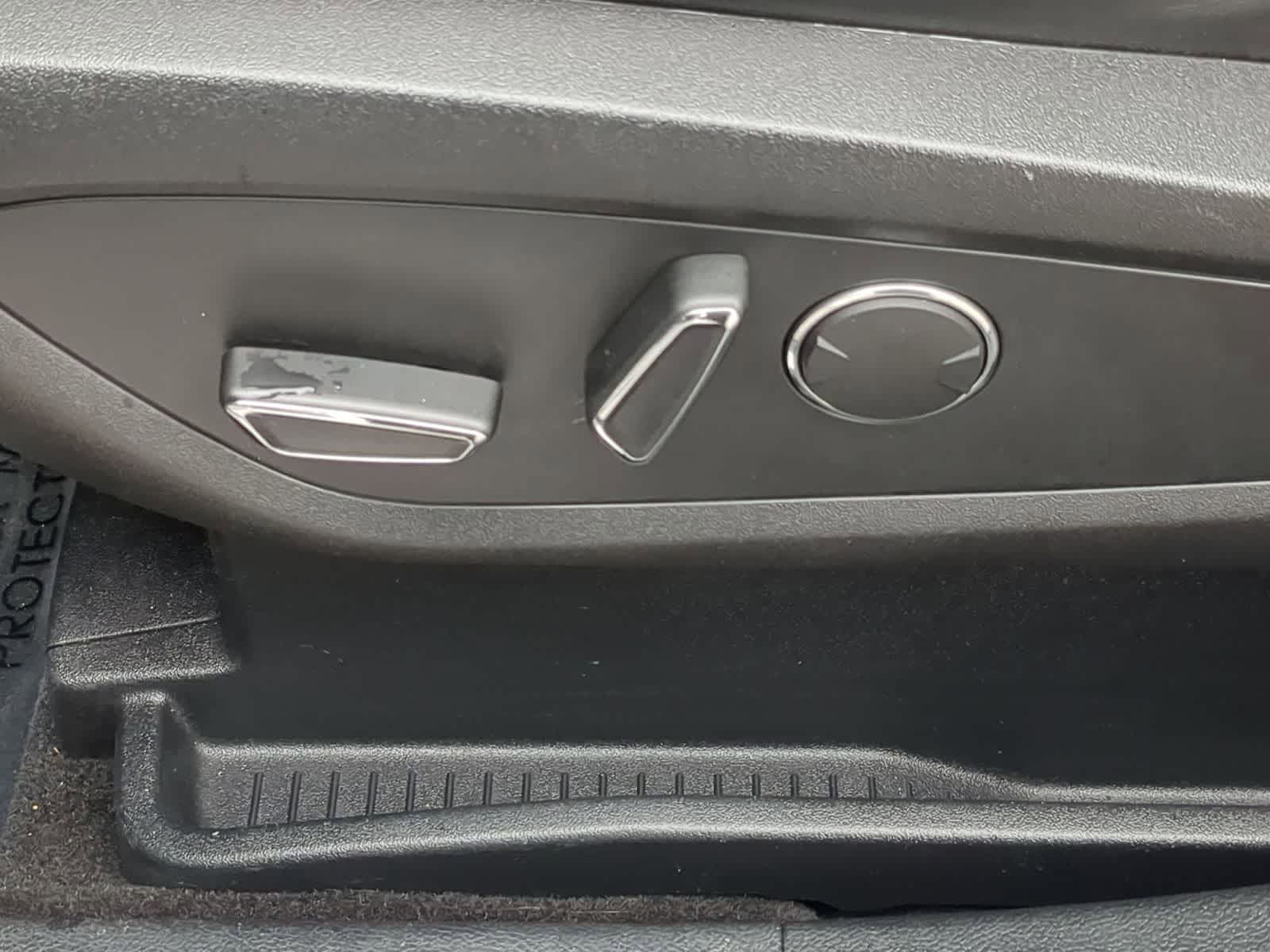 Thumbnail: 2019 Lincoln Nautilus - 22