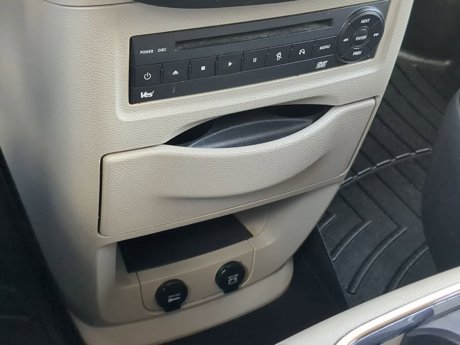 Thumbnail: 2013 Chrysler Town & Country - 36