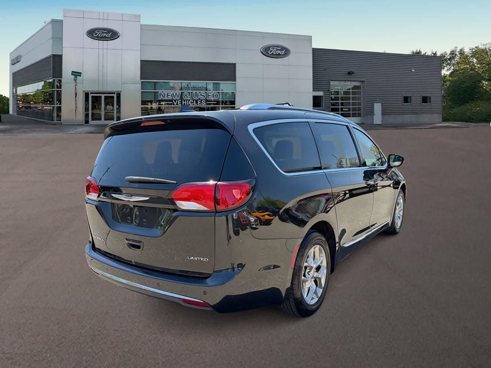 Thumbnail: 2018 Chrysler Pacifica - 9