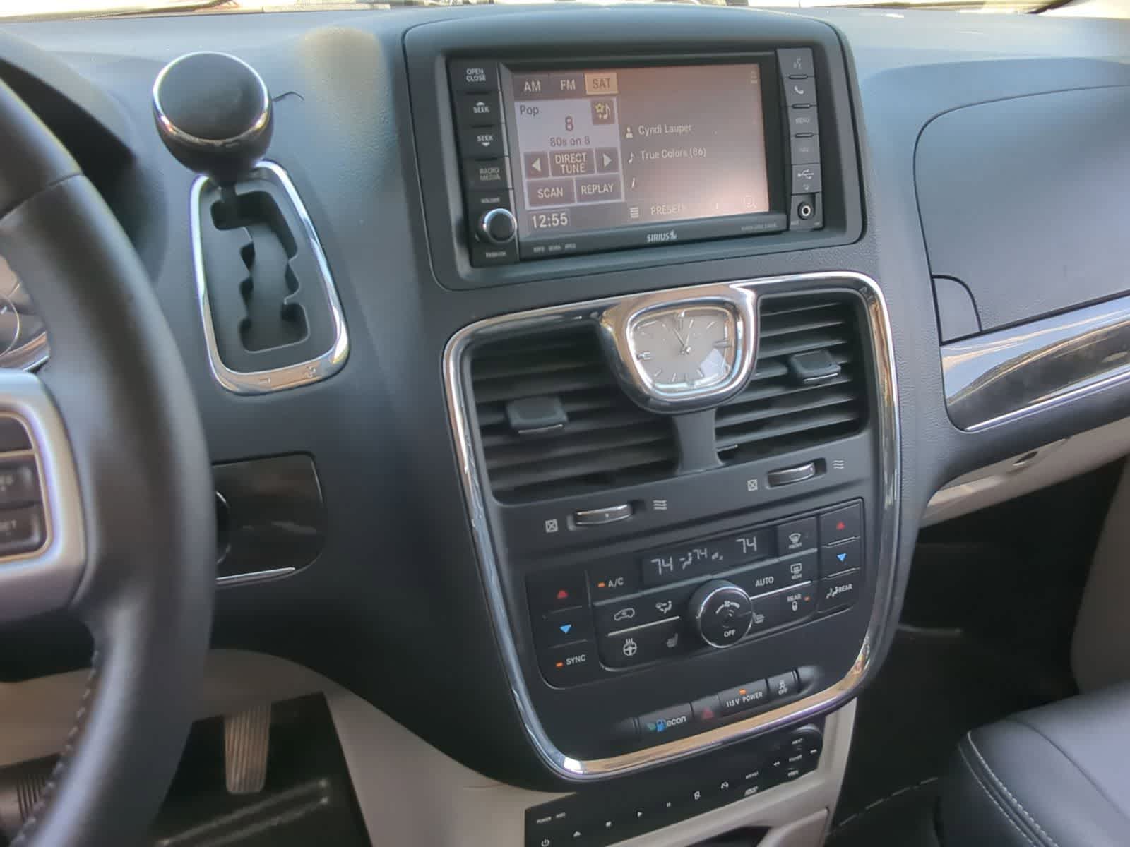 Thumbnail: 2013 Chrysler Town & Country - 33