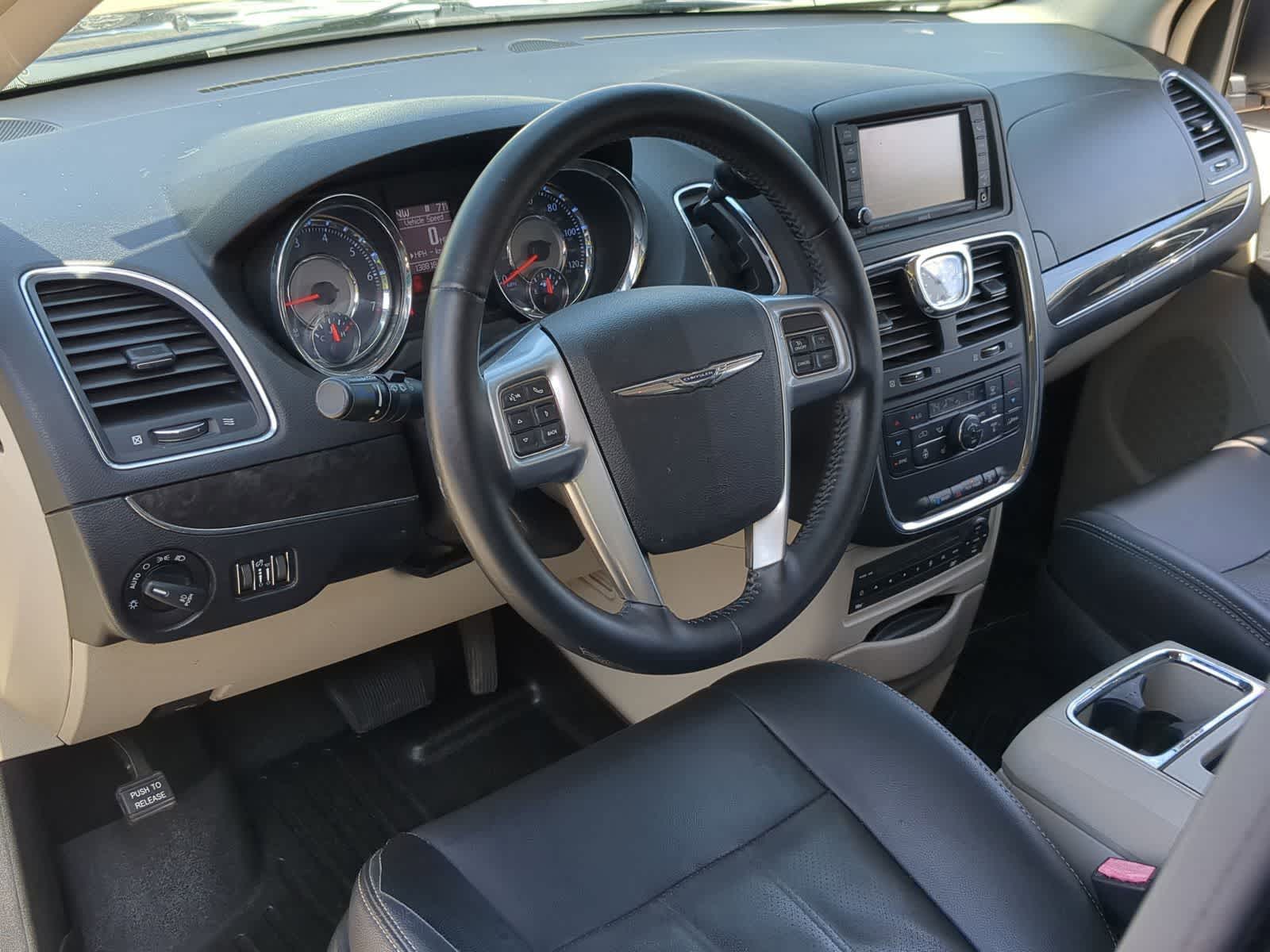 Thumbnail: 2013 Chrysler Town & Country - 14