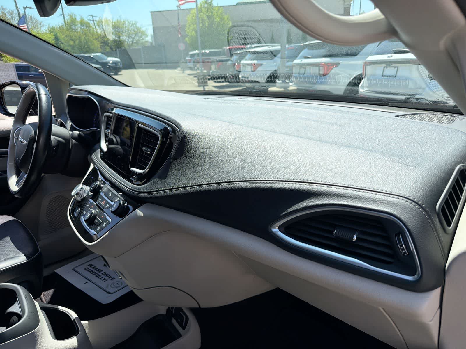 Thumbnail: 2018 Chrysler Pacifica - 16