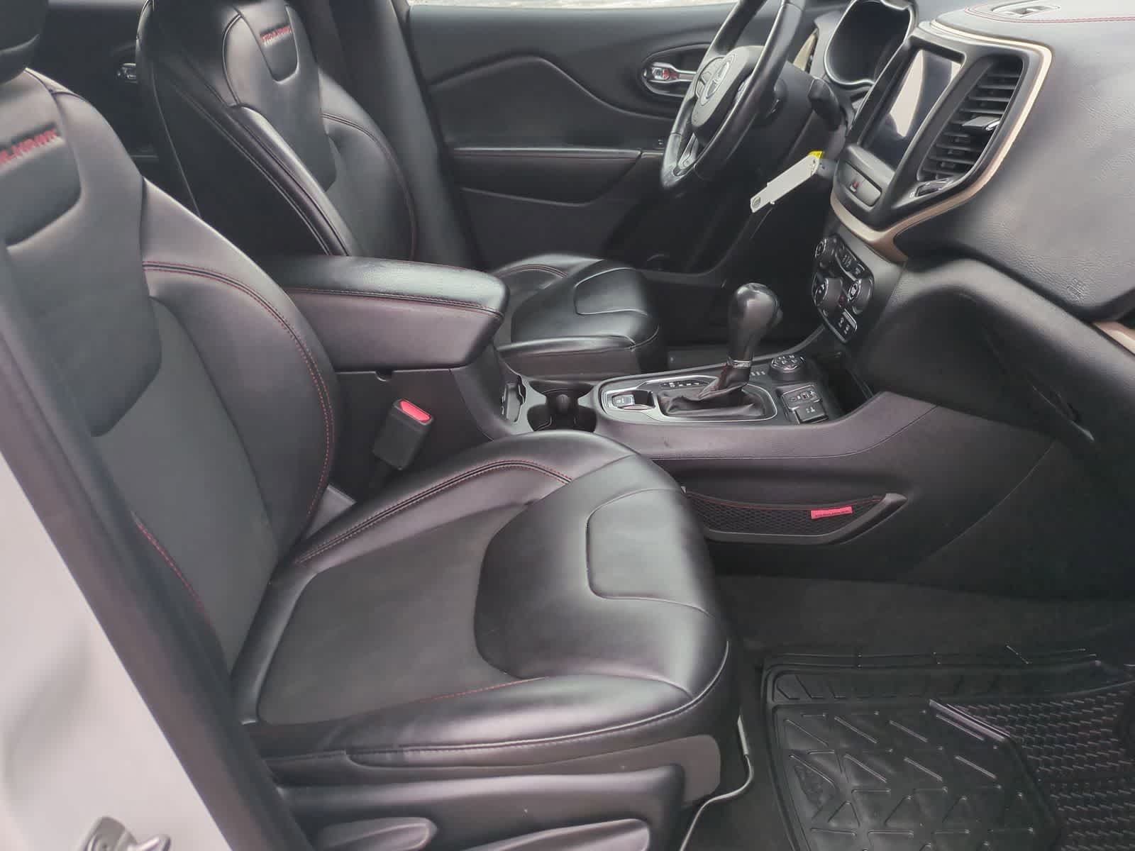 Thumbnail: 2020 Jeep Cherokee - 32