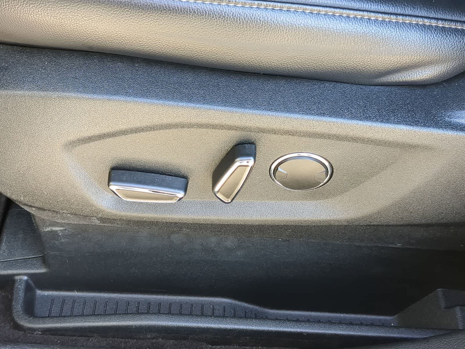 Thumbnail: 2019 Ford Edge - 18