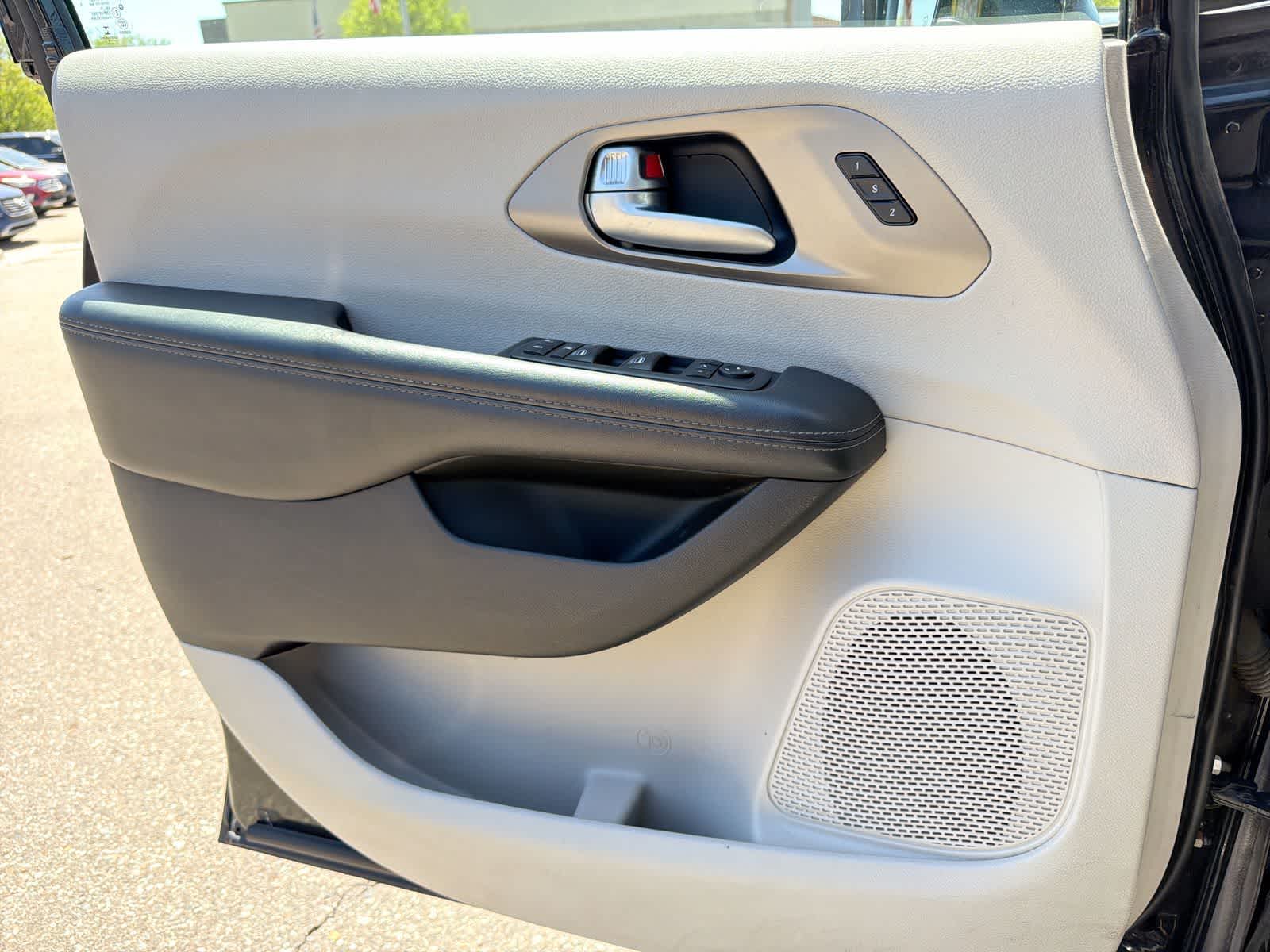 Thumbnail: 2018 Chrysler Pacifica - 31
