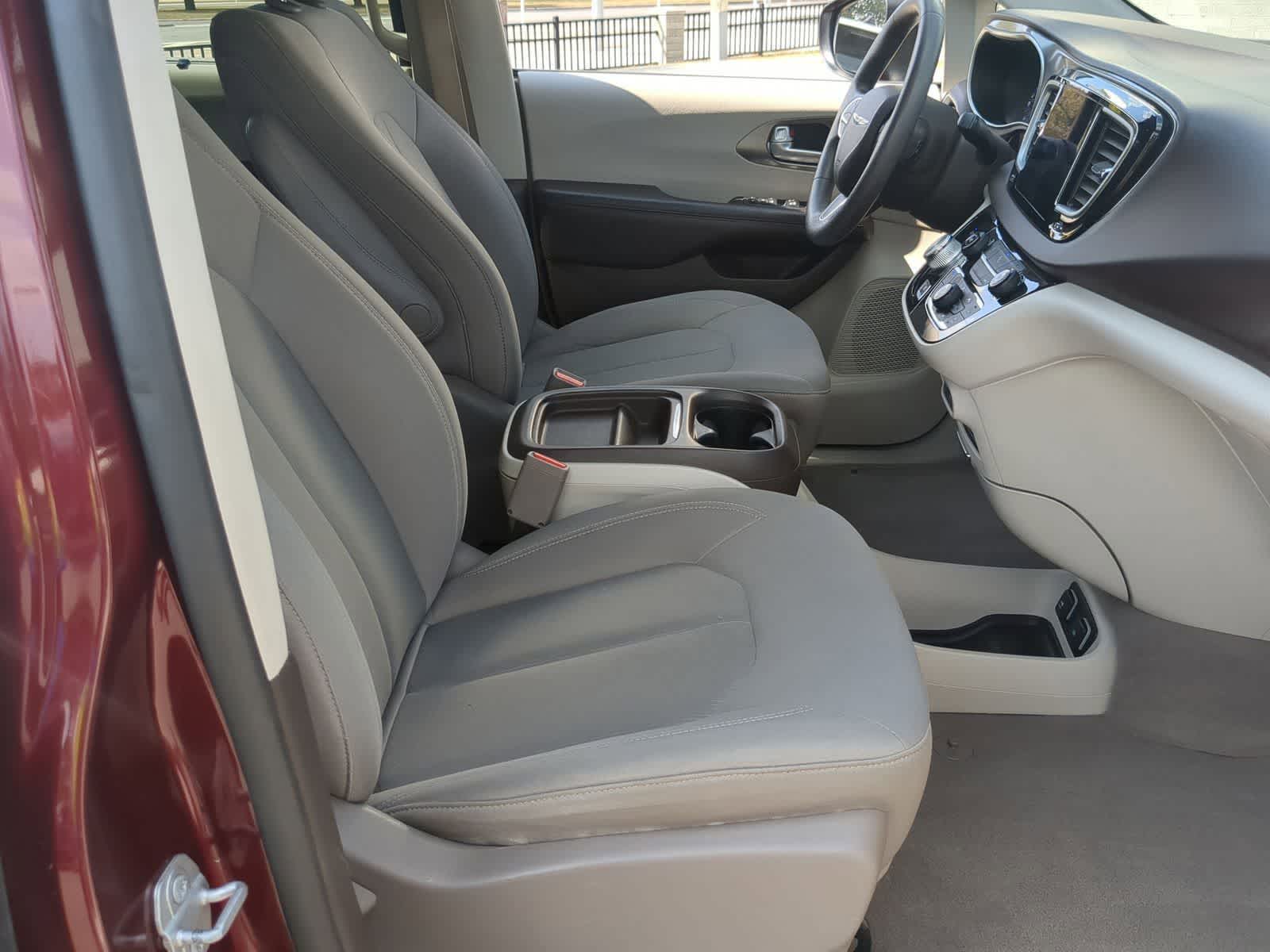 Thumbnail: 2017 Chrysler Pacifica - 26
