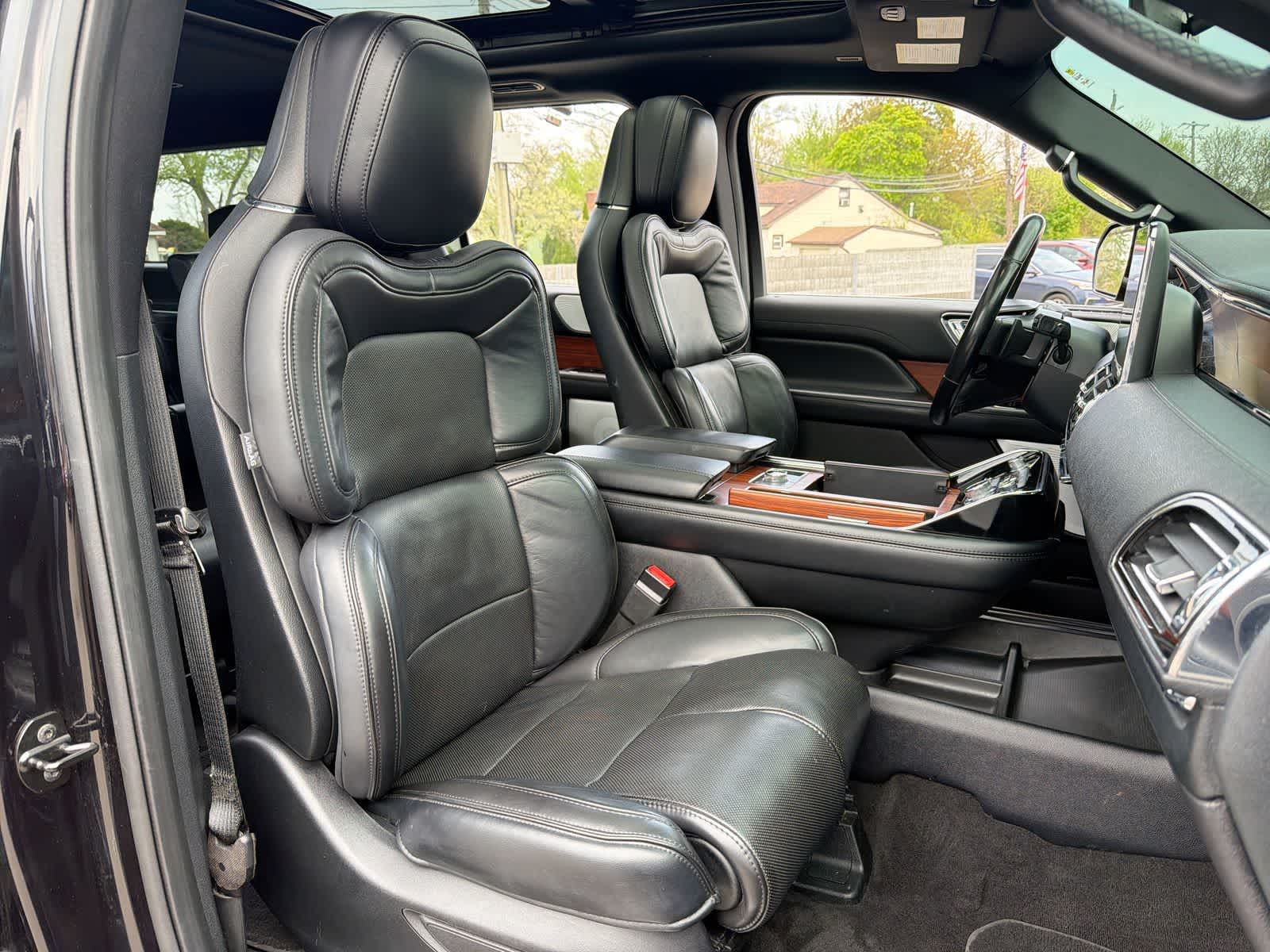 Thumbnail: 2019 Lincoln Navigator L - 27