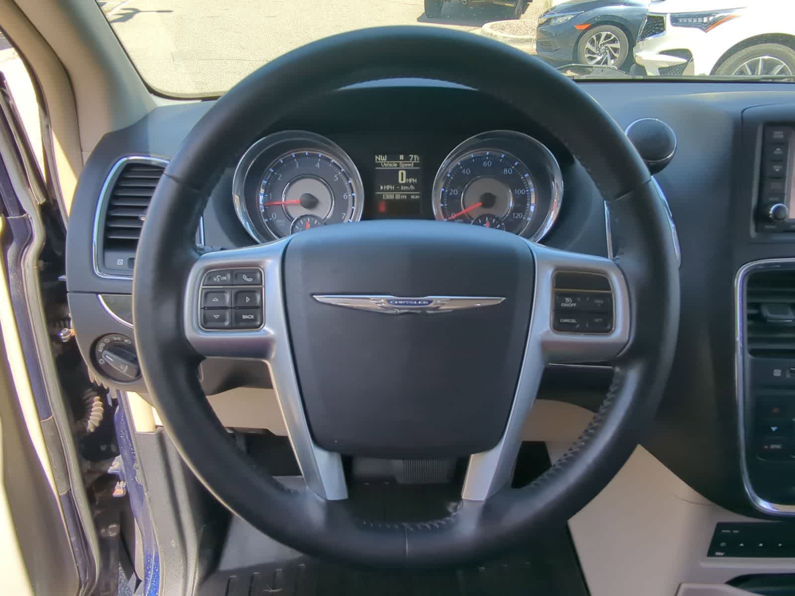Thumbnail: 2013 Chrysler Town & Country - 29
