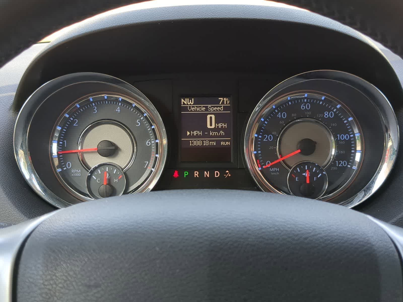 Thumbnail: 2013 Chrysler Town & Country - 38