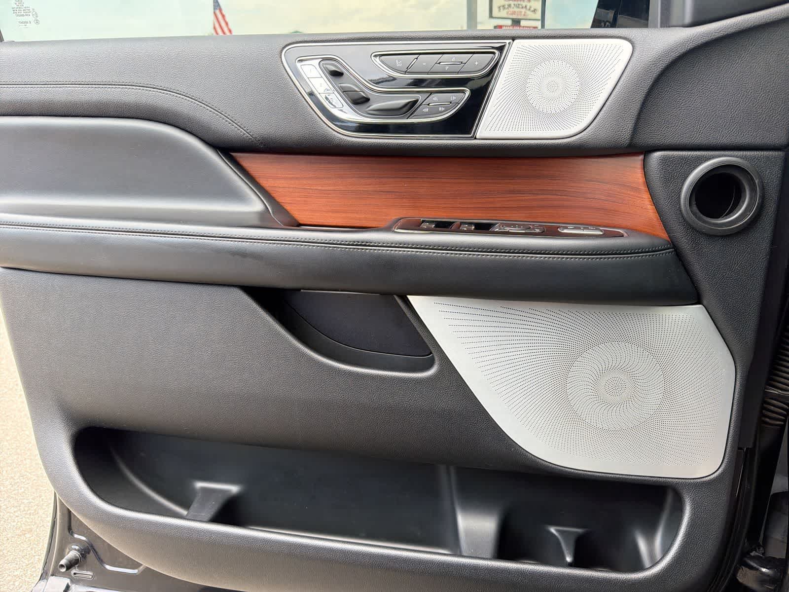 Thumbnail: 2019 Lincoln Navigator L - 34