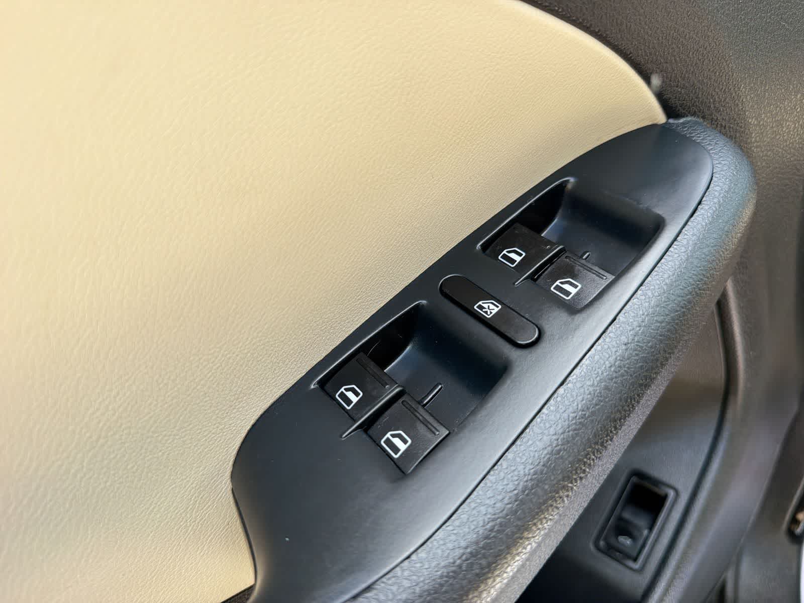 Thumbnail: 2011 Volkswagen Jetta - 18