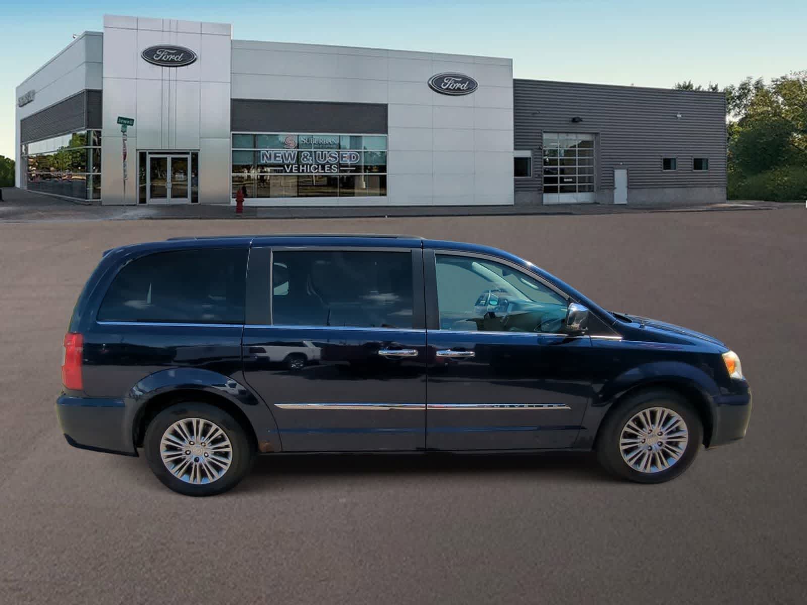 Thumbnail: 2013 Chrysler Town & Country - 12