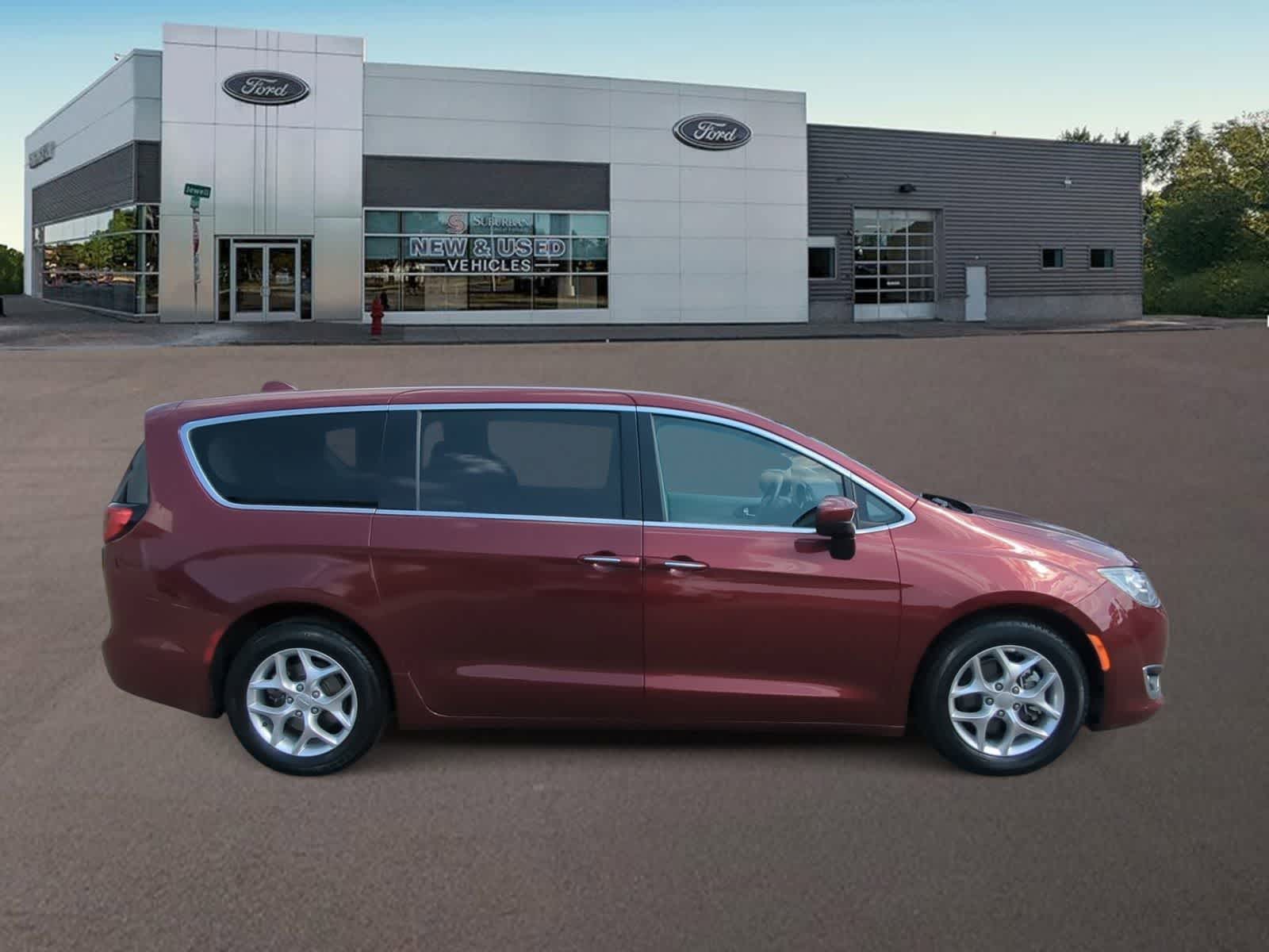 Thumbnail: 2017 Chrysler Pacifica - 12