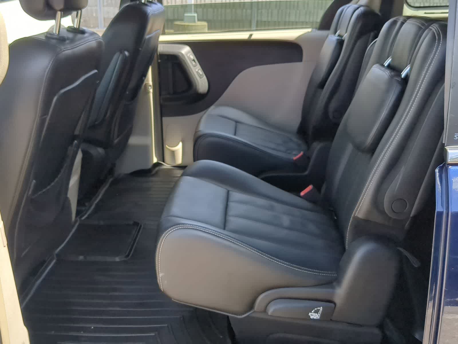 Thumbnail: 2013 Chrysler Town & Country - 26