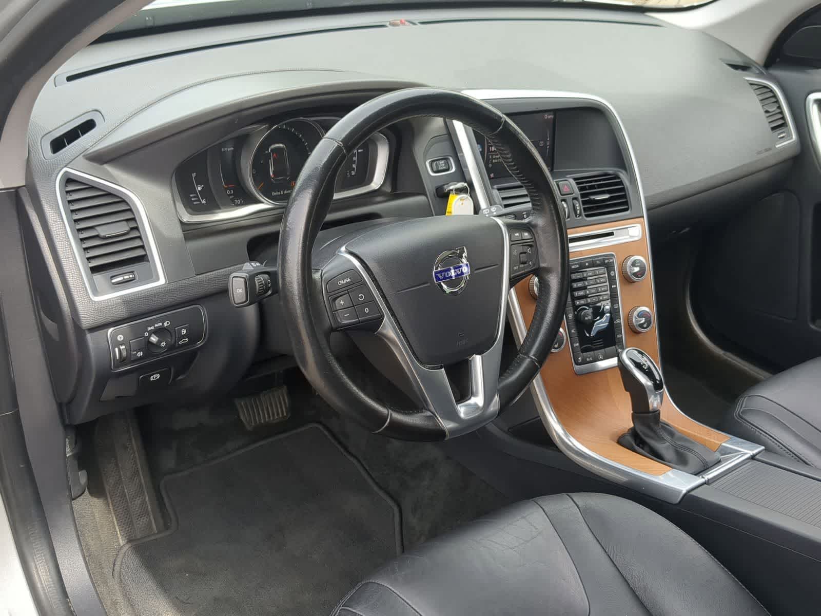Thumbnail: 2017 Volvo XC60 - 12