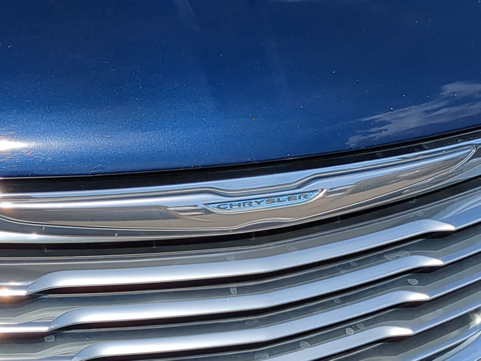 Thumbnail: 2013 Chrysler Town & Country - 16