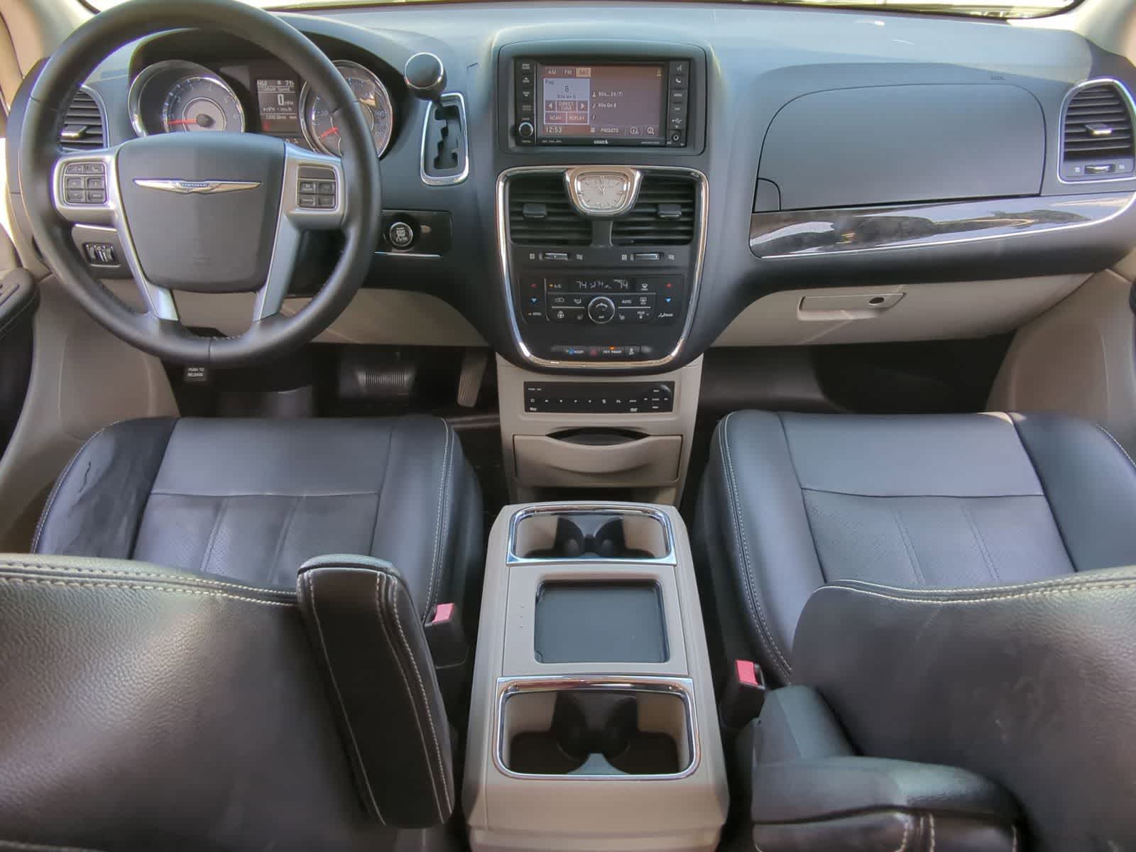 Thumbnail: 2013 Chrysler Town & Country - 20