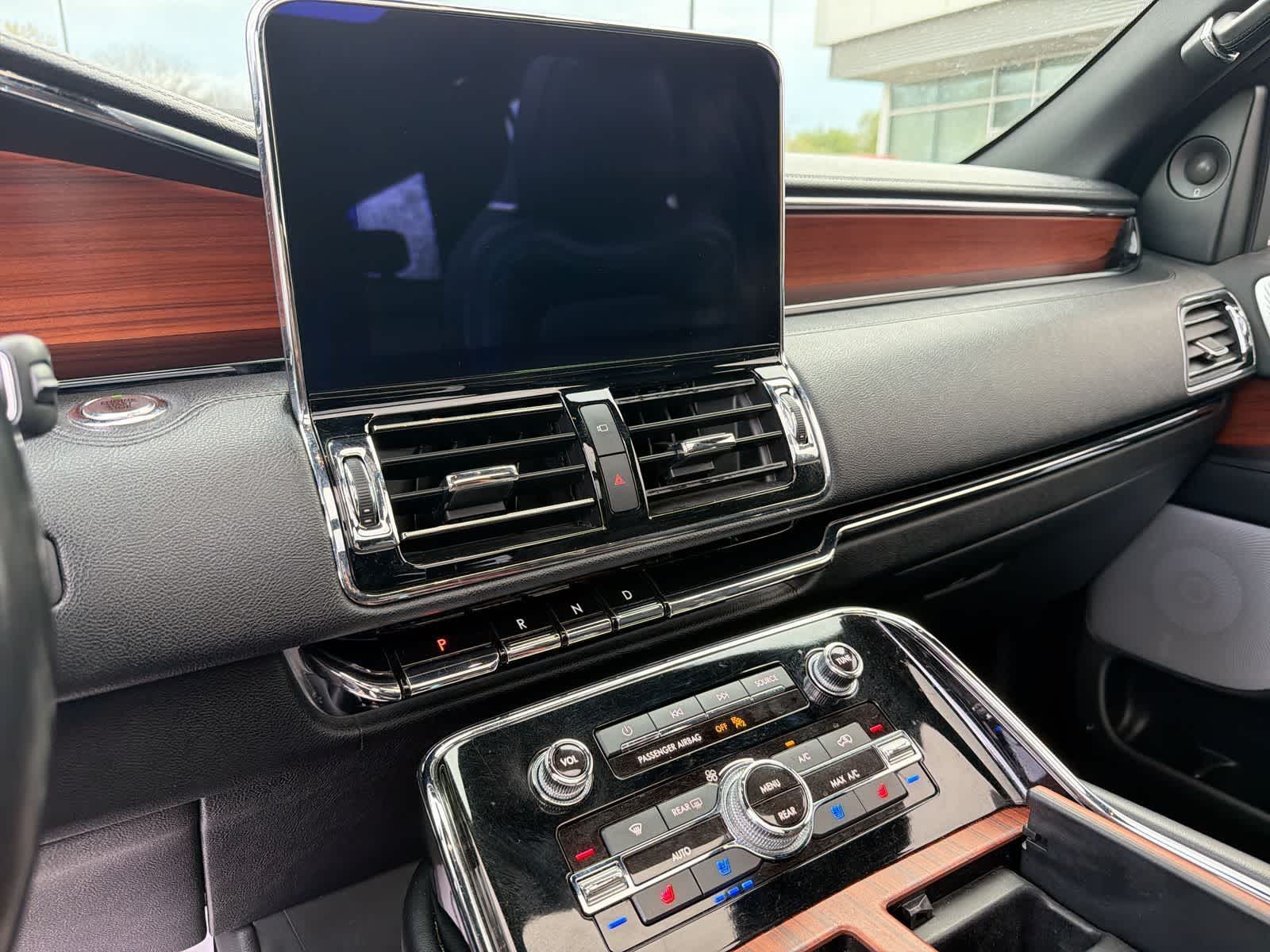 Thumbnail: 2019 Lincoln Navigator L - 33