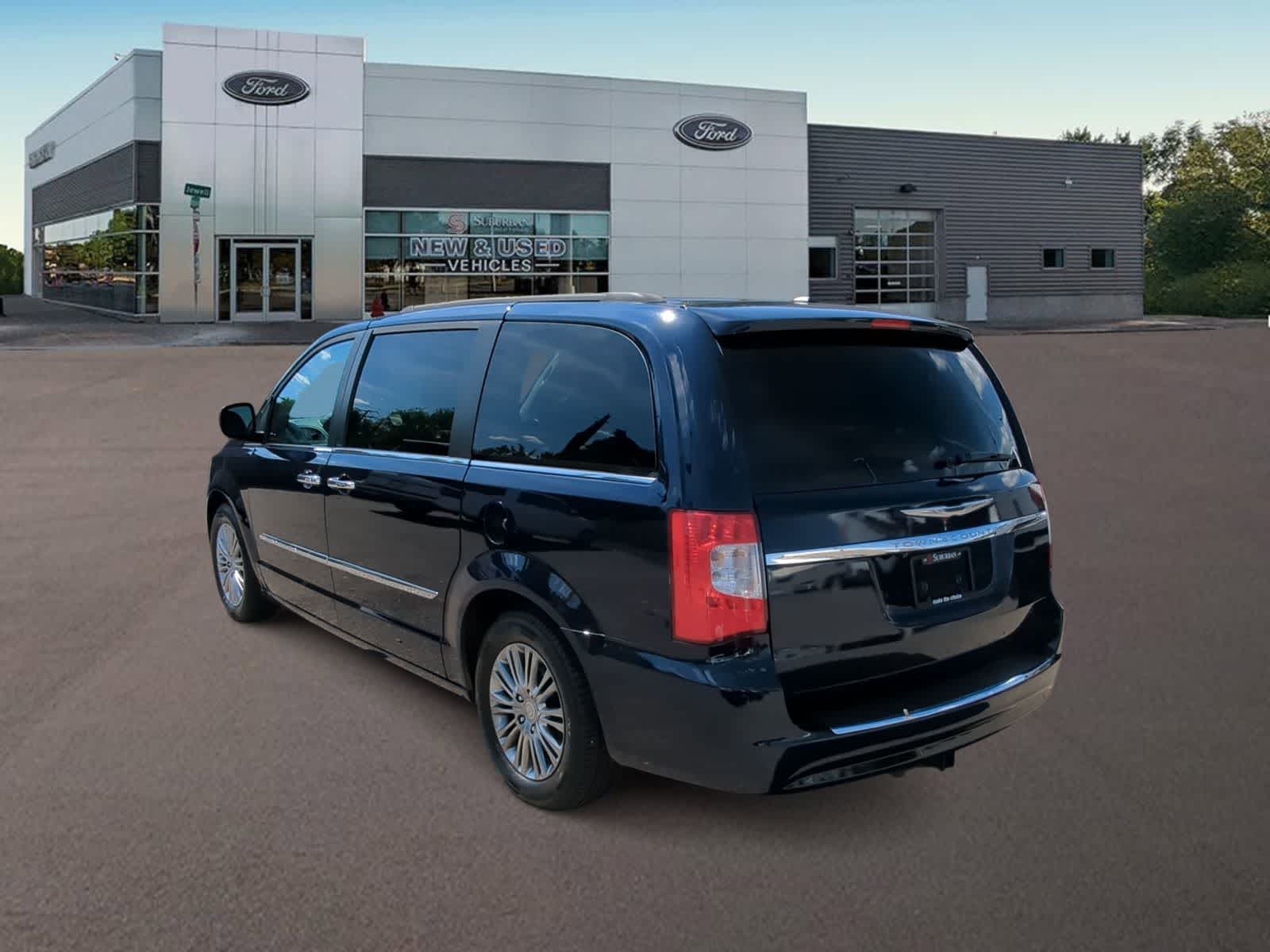 Thumbnail: 2013 Chrysler Town & Country - 8
