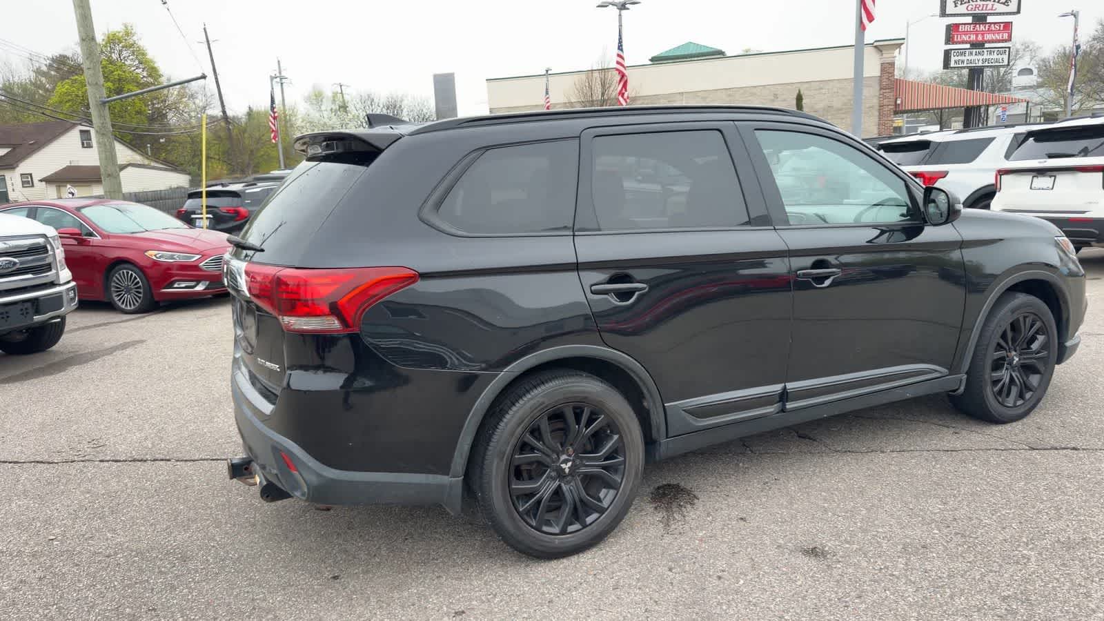Thumbnail: 2018 Mitsubishi Outlander - 10