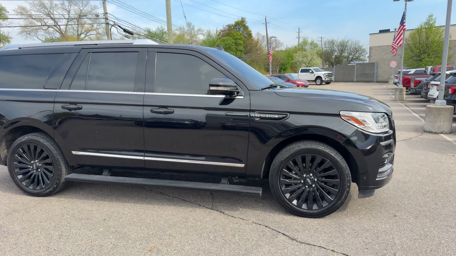 Thumbnail: 2019 Lincoln Navigator L - 2