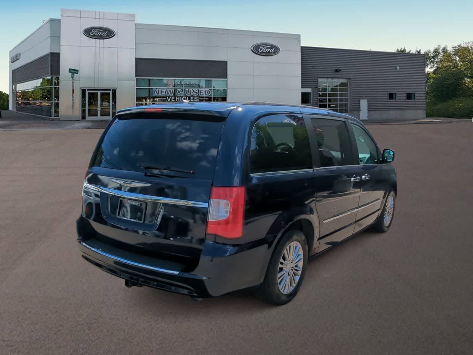 Thumbnail: 2013 Chrysler Town & Country - 11