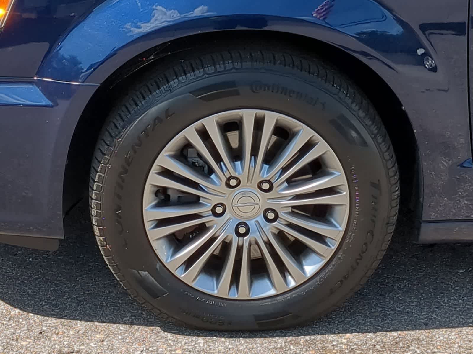 Thumbnail: 2013 Chrysler Town & Country - 19