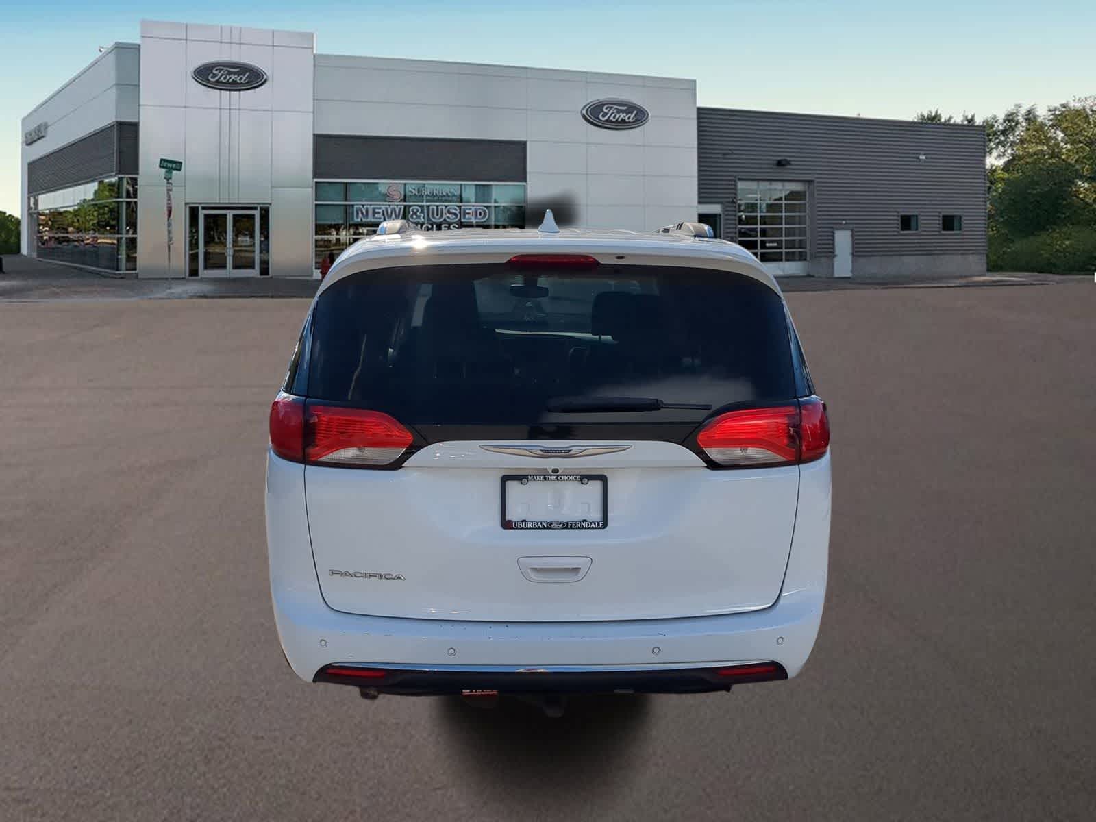 Thumbnail: 2019 Chrysler Pacifica - 10