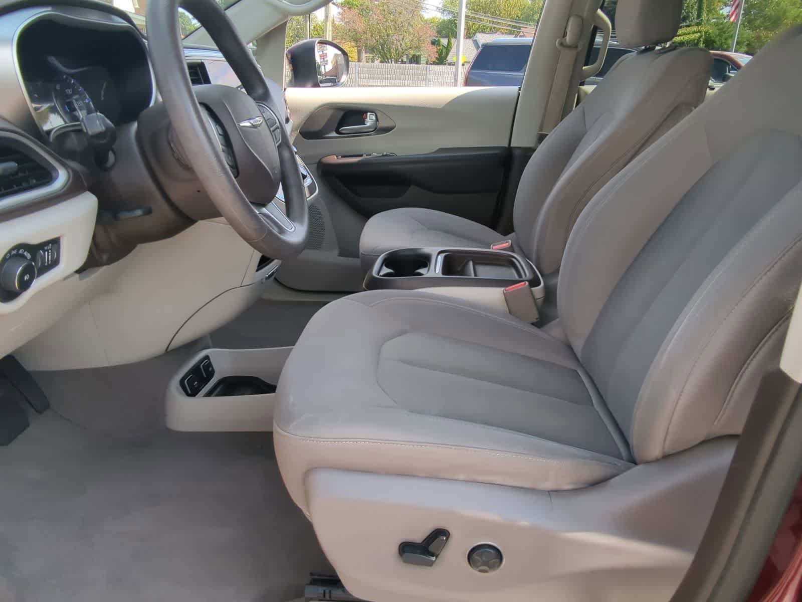 Thumbnail: 2017 Chrysler Pacifica - 21