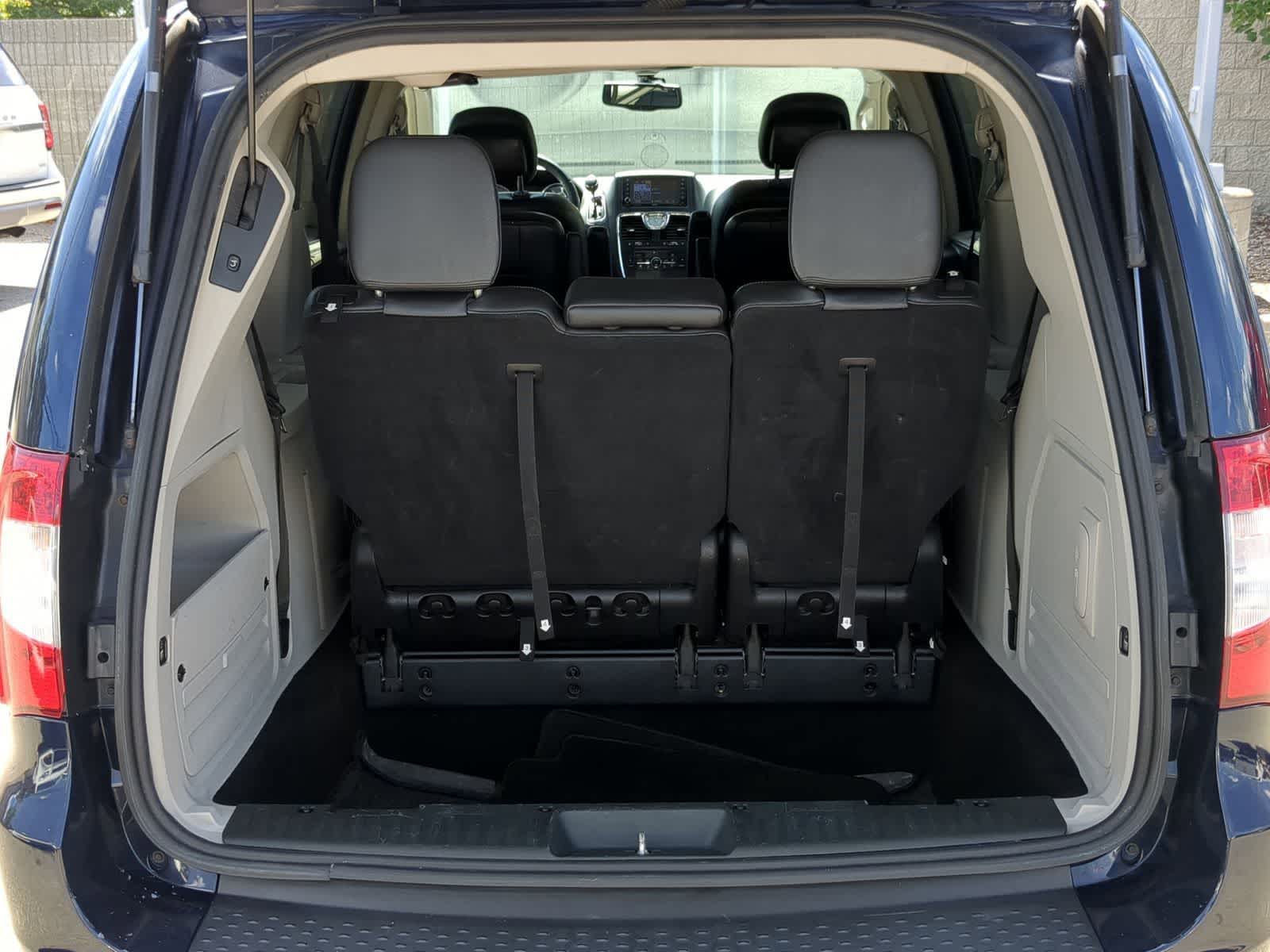 Thumbnail: 2013 Chrysler Town & Country - 39