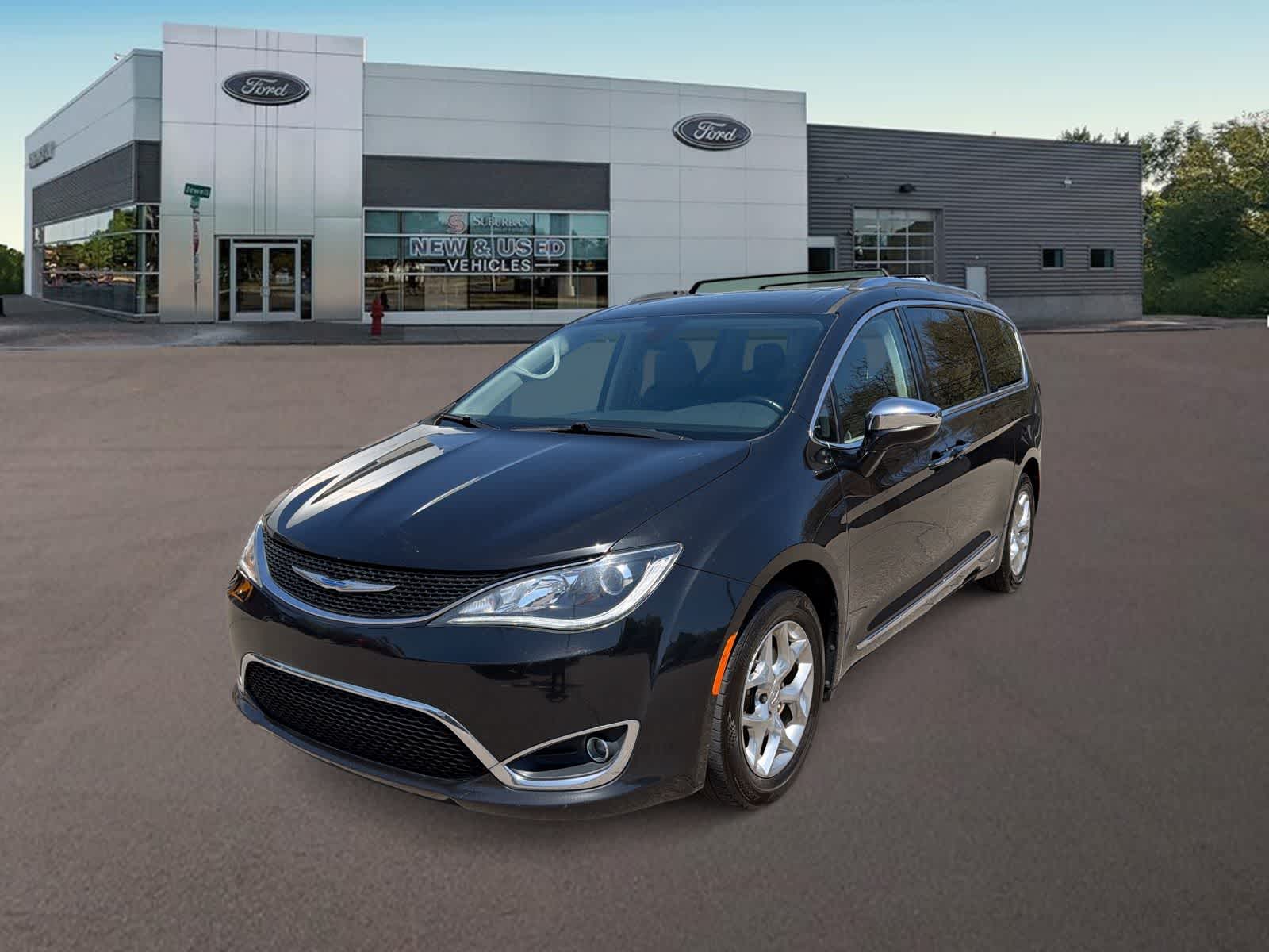 Thumbnail: 2018 Chrysler Pacifica - 4