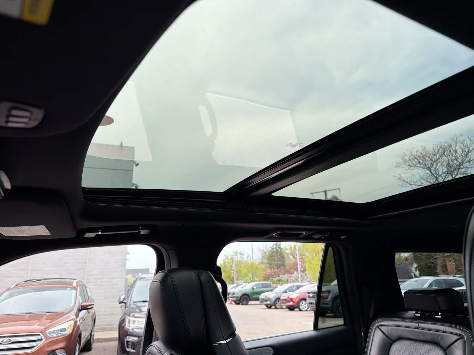 Thumbnail: 2019 Lincoln Navigator L - 24