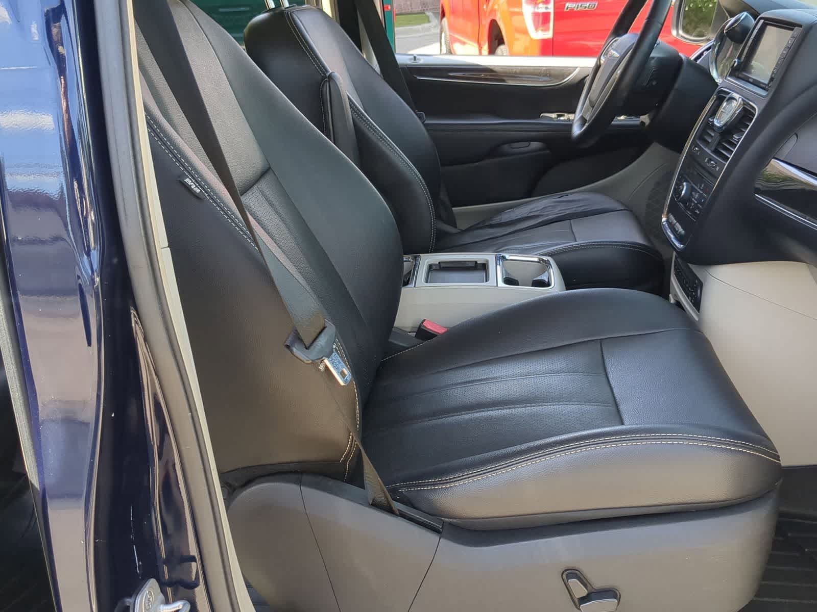 Thumbnail: 2013 Chrysler Town & Country - 28