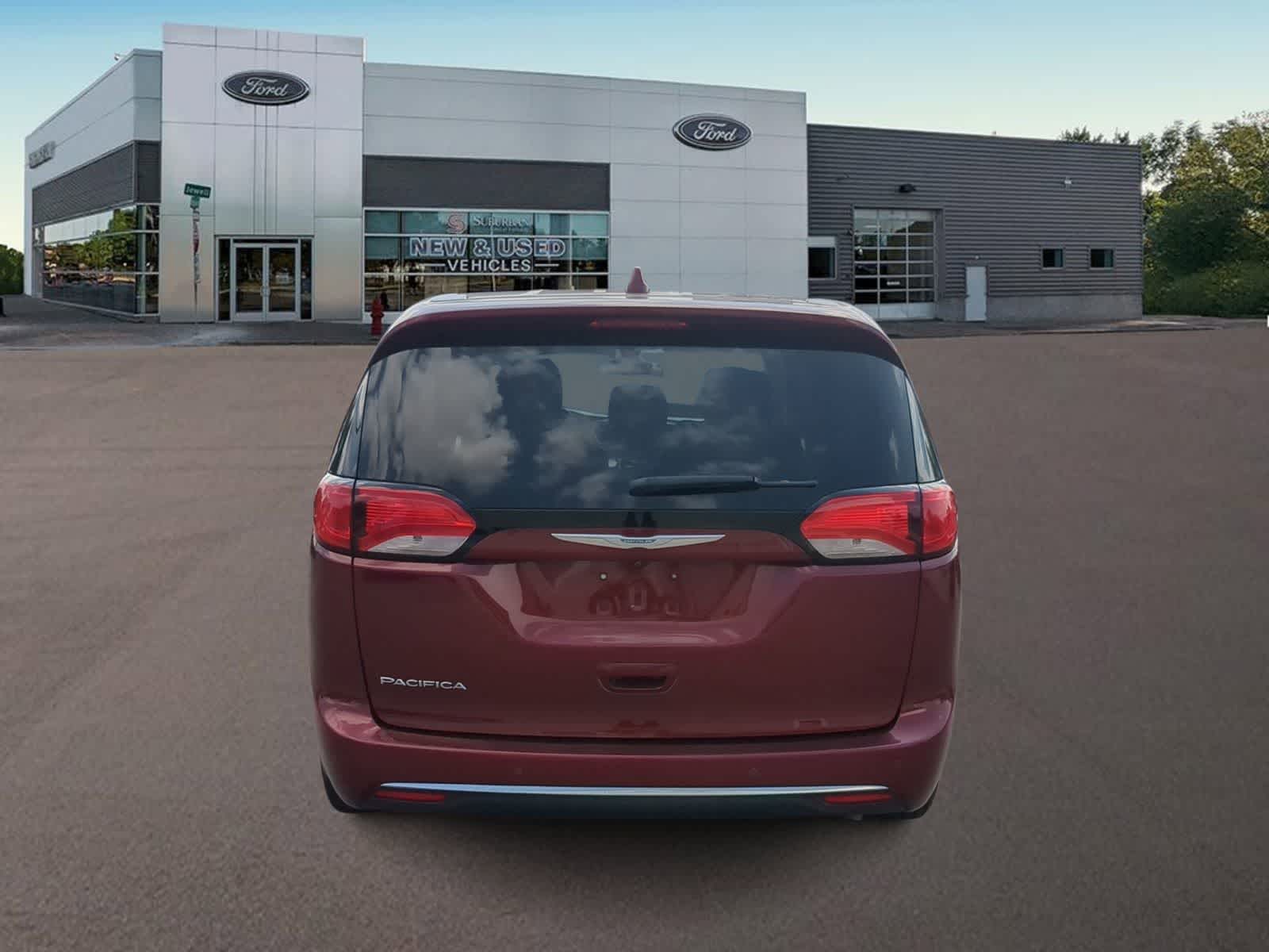 Thumbnail: 2017 Chrysler Pacifica - 10