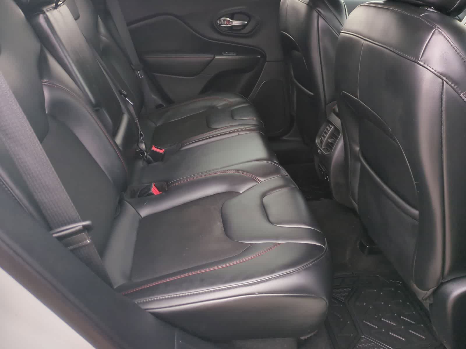 Thumbnail: 2020 Jeep Cherokee - 31