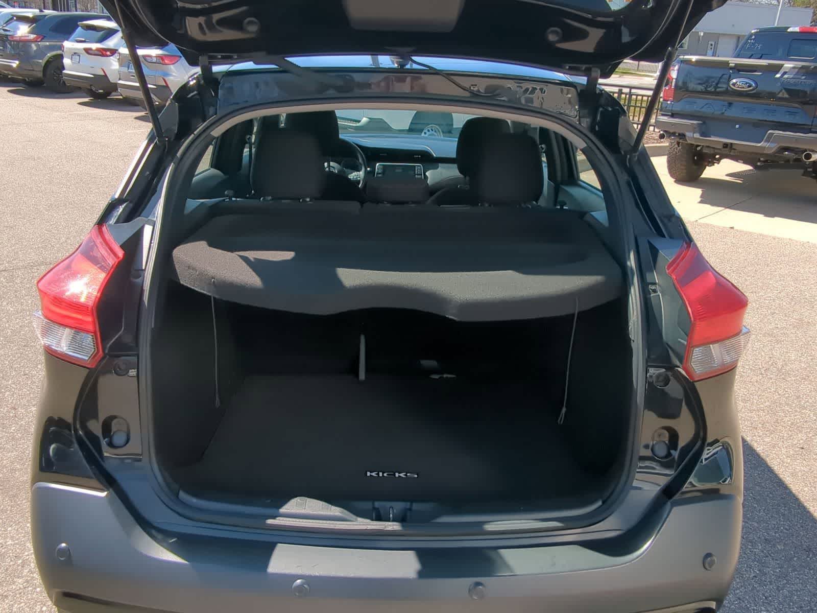 2020 Nissan Kicks SR 33