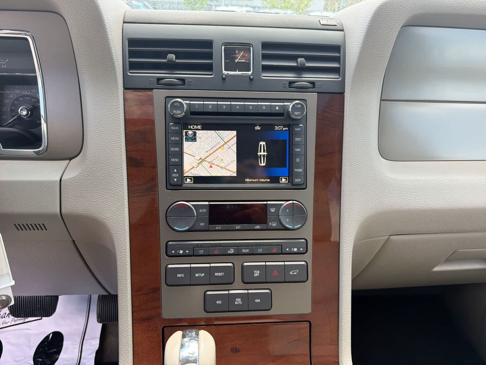 Thumbnail: 2013 Lincoln Navigator - 32