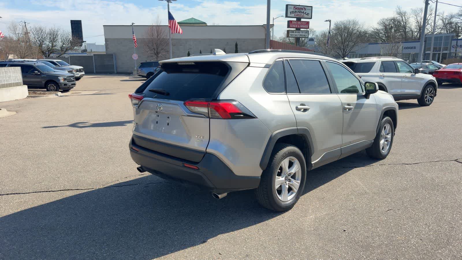 Thumbnail: 2019 Toyota RAV4 - 9