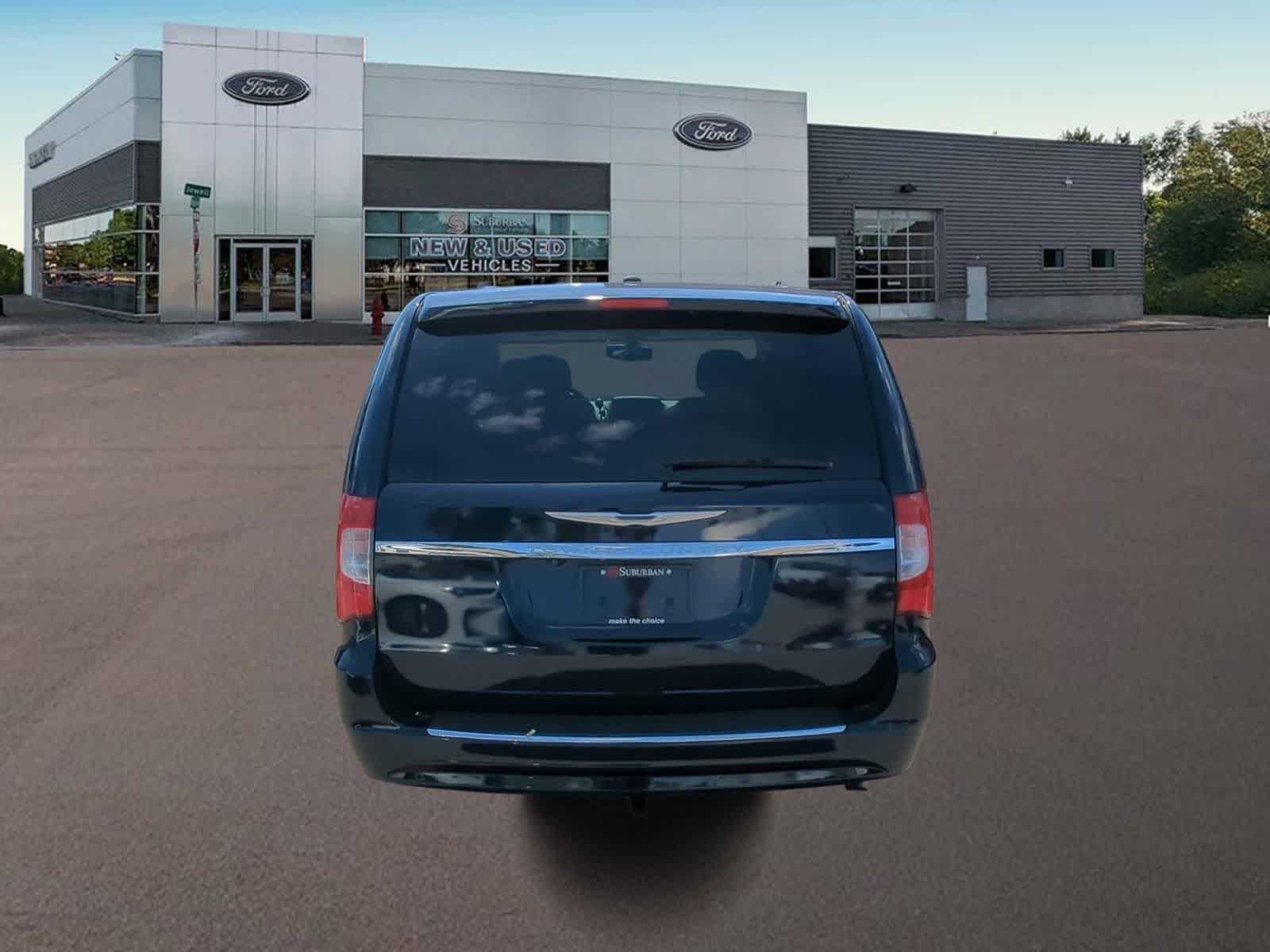 Thumbnail: 2013 Chrysler Town & Country - 10