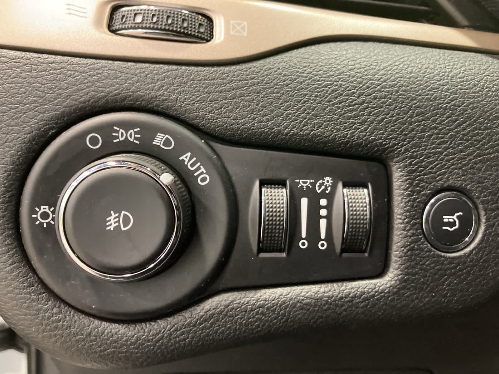 Thumbnail: 2016 Jeep Cherokee - 16