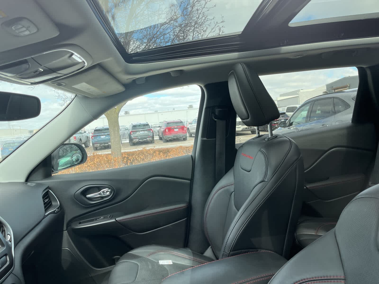 Thumbnail: 2020 Jeep Cherokee - 29