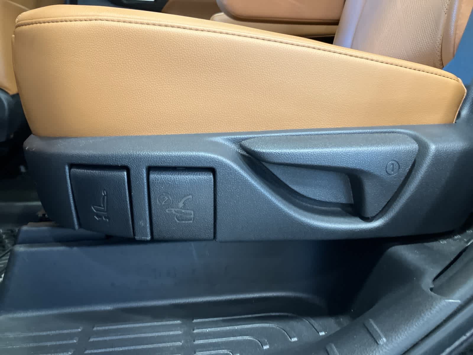 Thumbnail: 2023 Toyota Highlander - 30